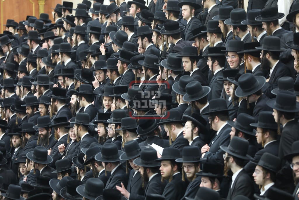 האדמו"ר מסאטמר בהדלקת נרות חנוכה בווילאמסבורג