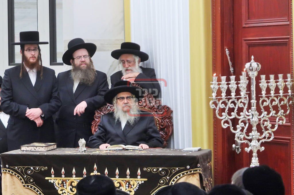 האדמו"ר מסאטמר בהדלקת נרות חנוכה