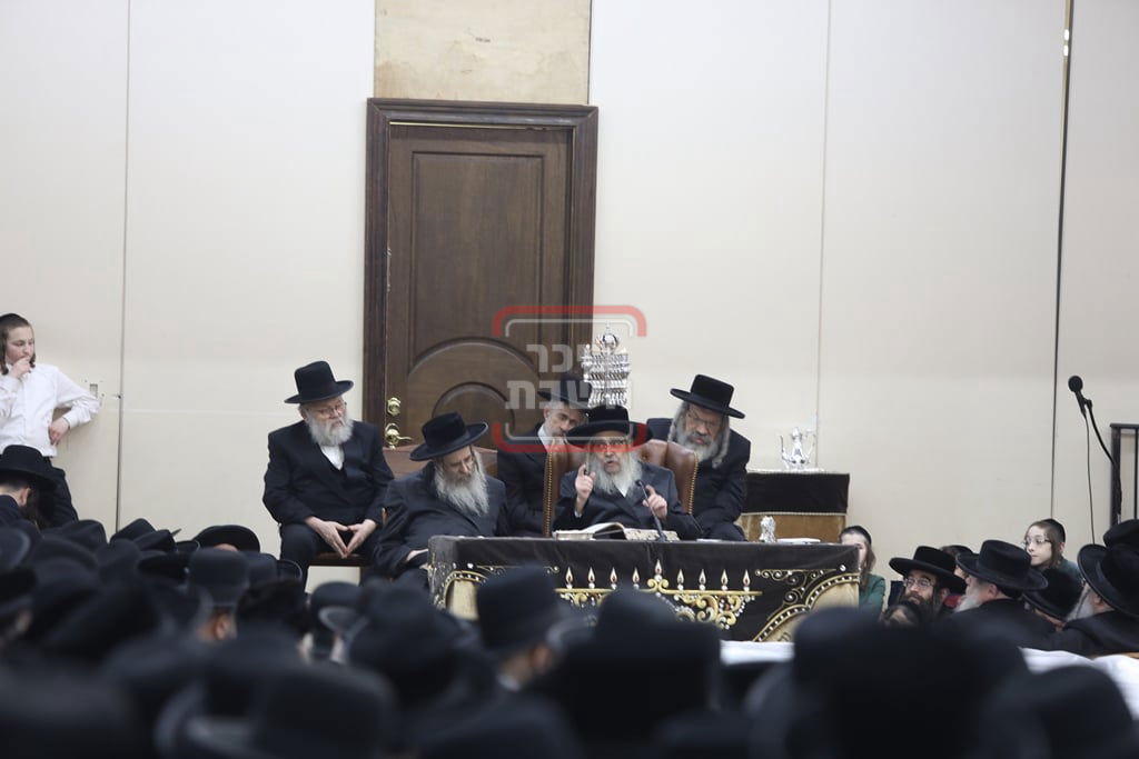 האדמו"ר מסאטמר בהדלקת נרות חנוכה בווילאמסבורג