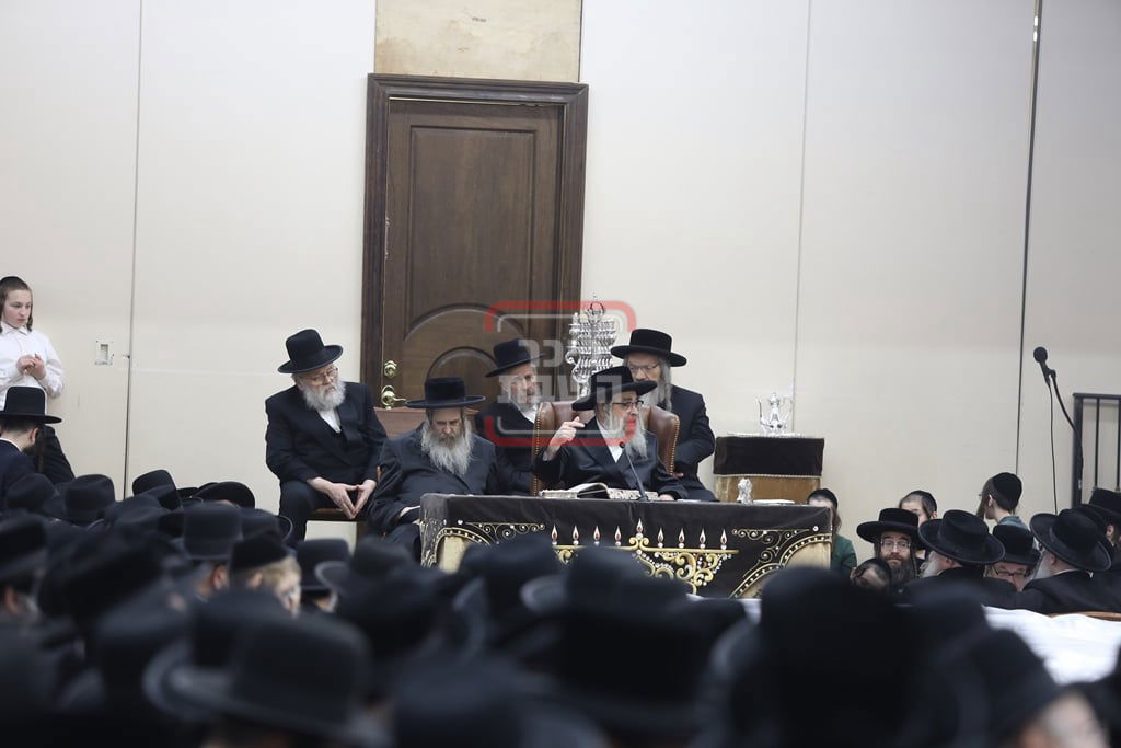 האדמו"ר מסאטמר בהדלקת נרות חנוכה בווילאמסבורג