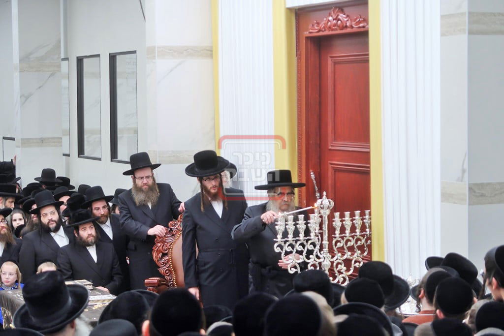 האדמו"ר מסאטמר בהדלקת נרות חנוכה