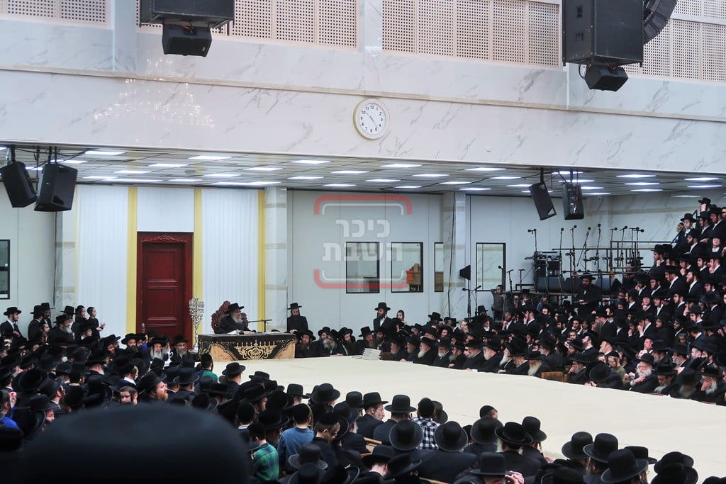 האדמו"ר מסאטמר בהדלקת נרות חנוכה