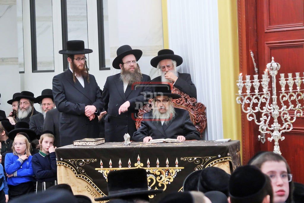 האדמו"ר מסאטמר בהדלקת נרות חנוכה