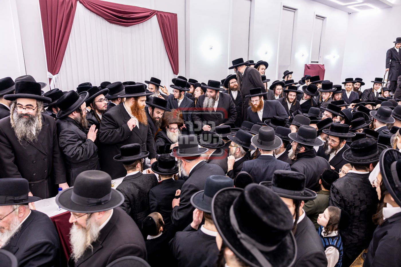 האדמו"ר מתולדות צבי דספינקא בהדלקת נרות חנוכה 