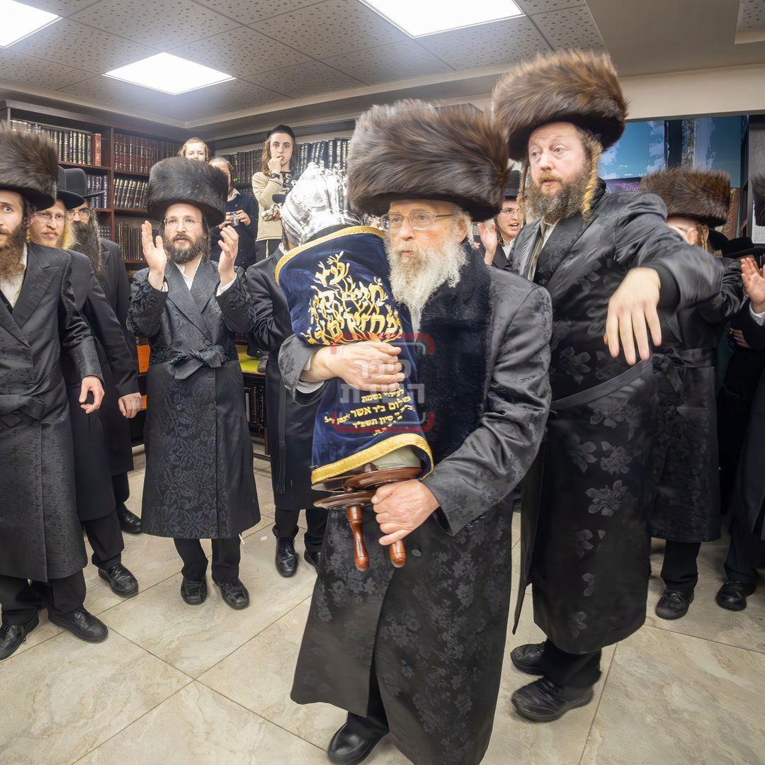 הכנסת ספר תורה לביהמ"ד פינסק קרלין בביתר