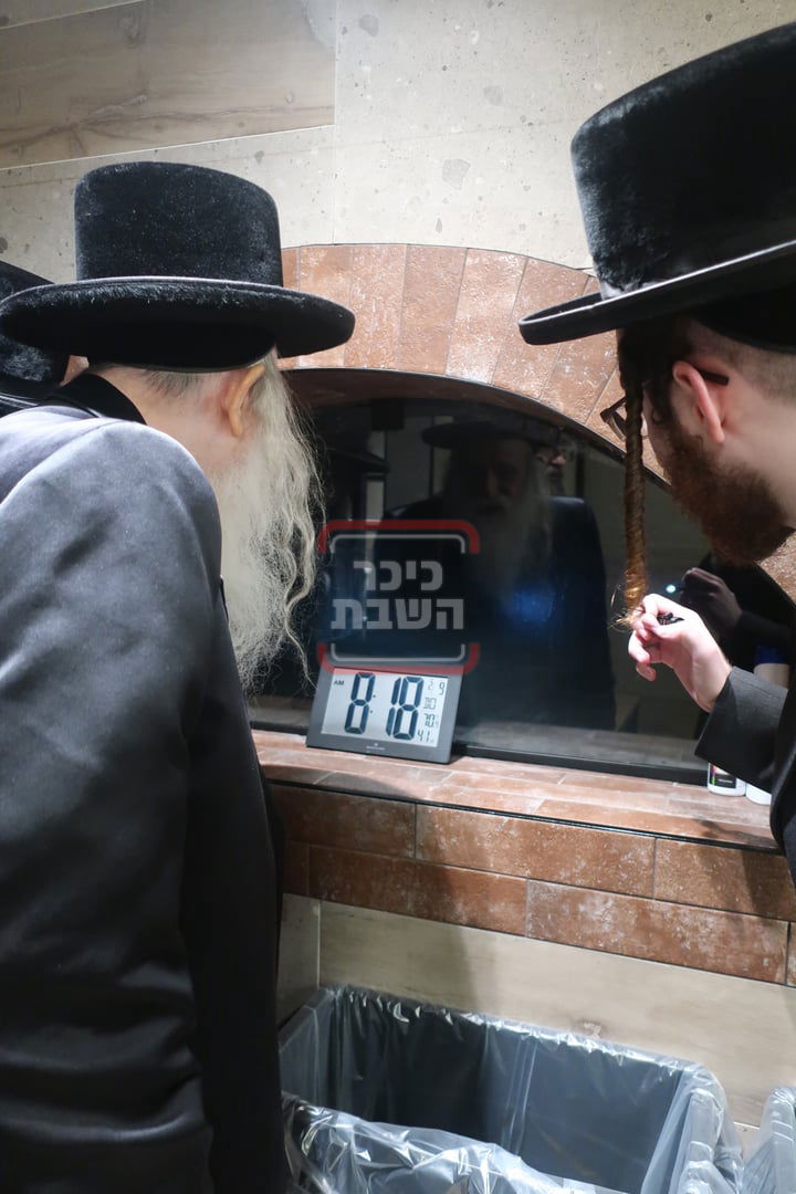 האדמו"ר ממכנובקא בעלזא בביקור במעונו של האדמו"ר מסקווירא זצ"ל