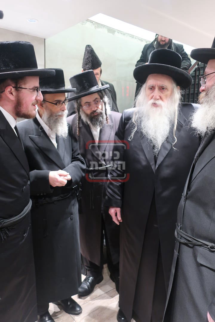 האדמו"ר ממכנובקא בעלזא בביקור במעונו של האדמו"ר מסקווירא זצ"ל