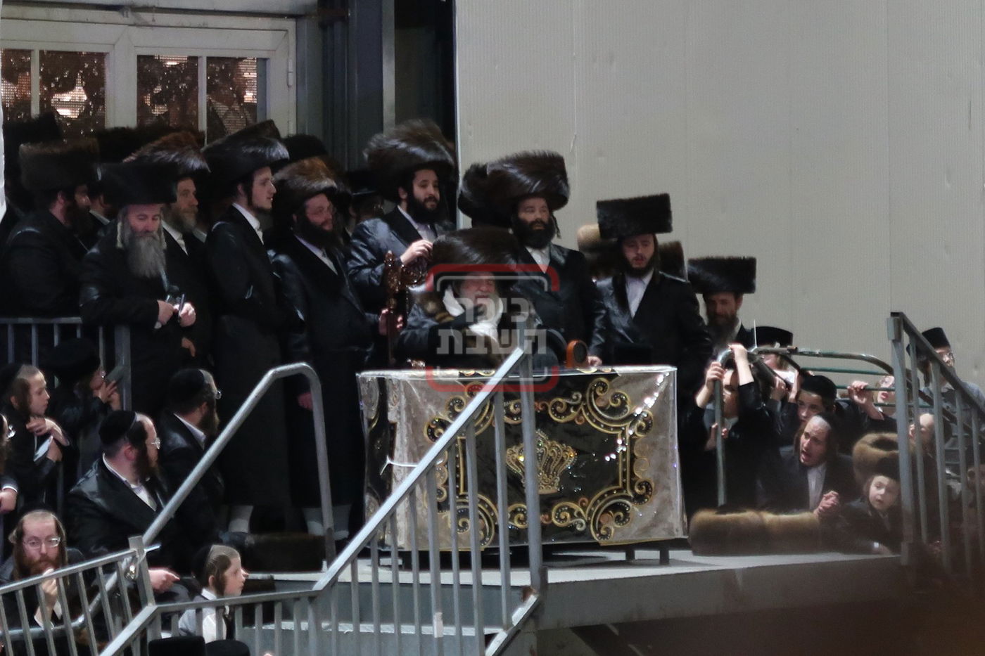 מוצאי שבת שבע ברכות בויז'ניץ