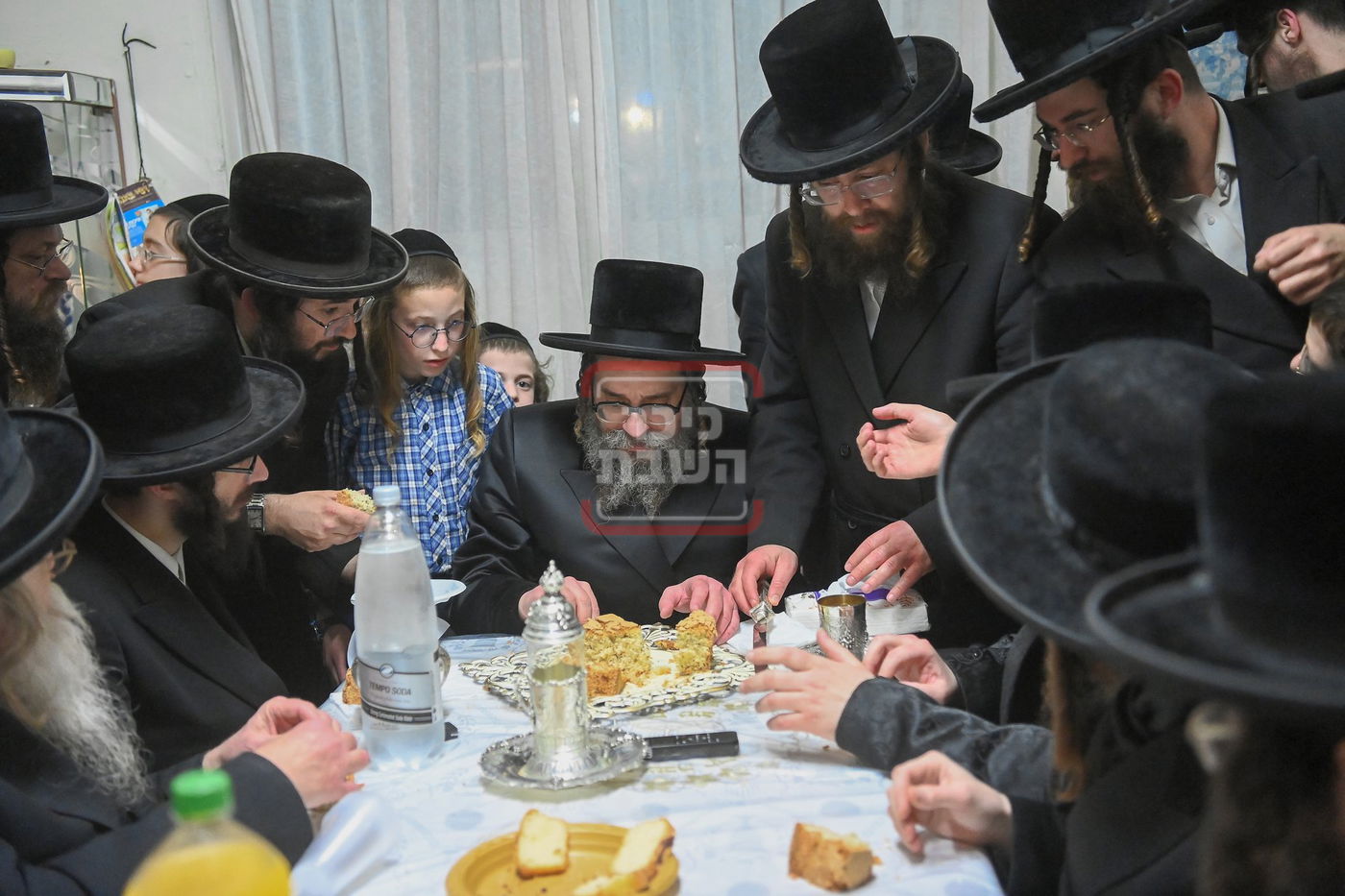 האדמו"ר מסקולען י-ם בלחיים ותפילת מנחה ומעריב בבית הרה"ח רבי אברהם הלוי גרוס