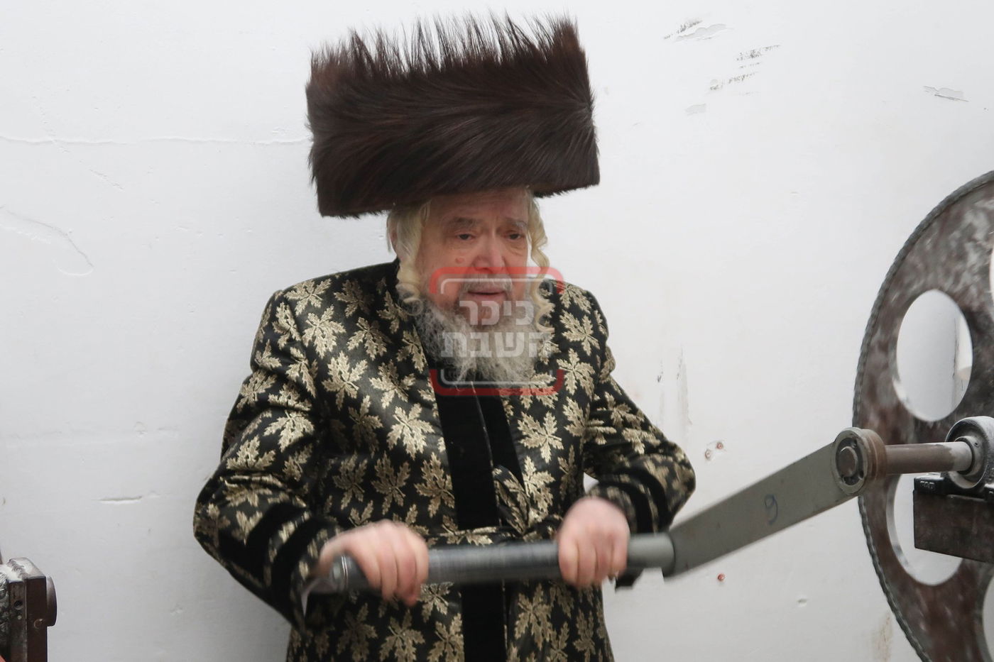 האדמו"ר מקרעטשניף סיגעט בטחינת חיטים