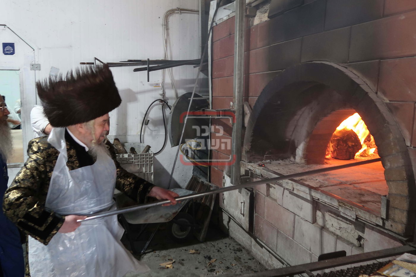 האדמו"ר מקרעטשניף סיגעט באפיית מצות
