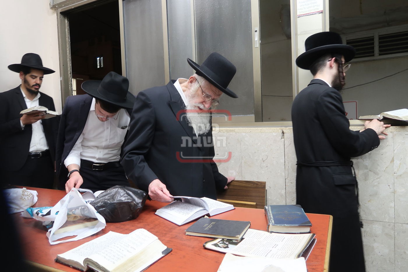 הגאון רבי עזריאל אויערבאך בתפילת ערבית וספירת העומר בשטיבלעך 'בית הלל'