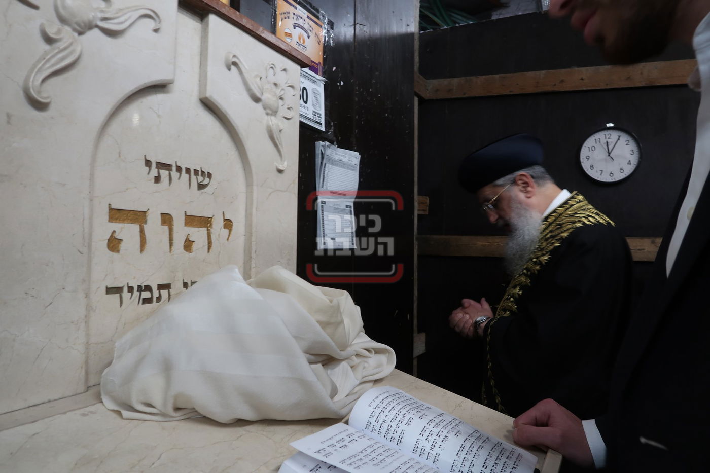 הגאון רבי דוד יוסף בתפילת ערבית וספירת העומר בשטיבלעך 'איצקוביץ'