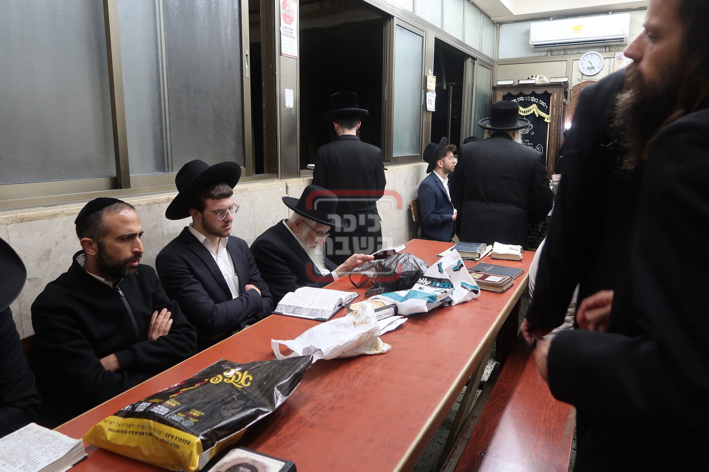 הגאון רבי עזריאל אויערבאך בתפילת ערבית וספירת העומר בשטיבלעך 'בית הלל'