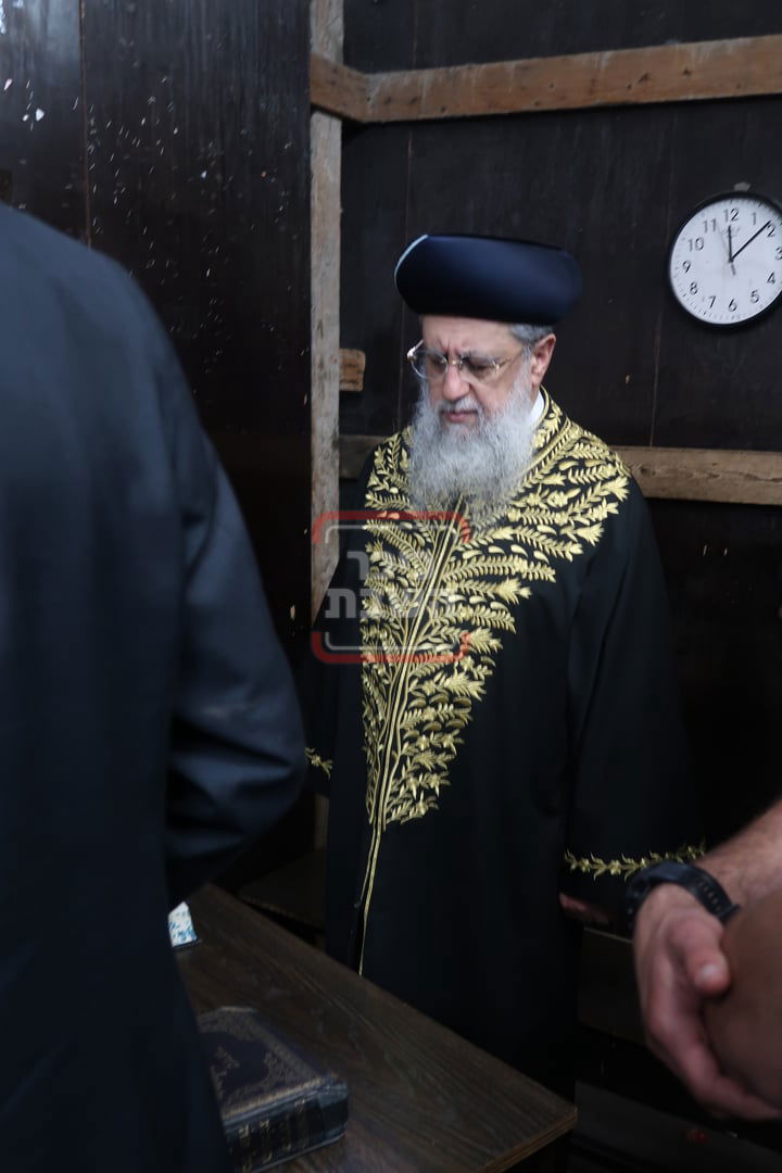 הגאון רבי דוד יוסף בתפילת ערבית וספירת העומר בשטיבלעך 'איצקוביץ'