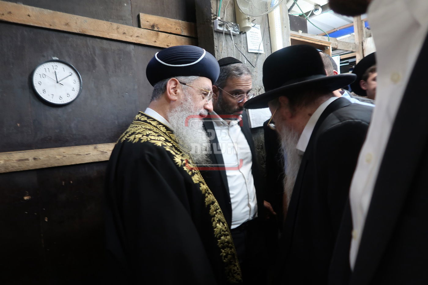 הגאון רבי דוד יוסף בתפילת ערבית וספירת העומר בשטיבלעך 'איצקוביץ'