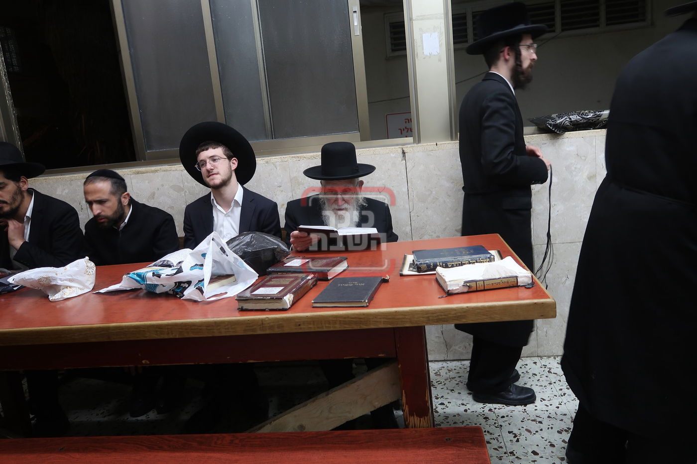 הגאון רבי עזריאל אויערבאך בתפילת ערבית וספירת העומר בשטיבלעך 'בית הלל'