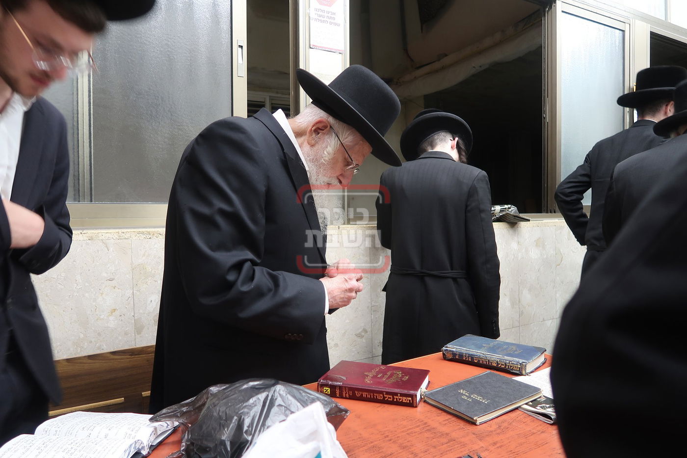 הגאון רבי עזריאל אויערבאך בתפילת ערבית וספירת העומר בשטיבלעך 'בית הלל'