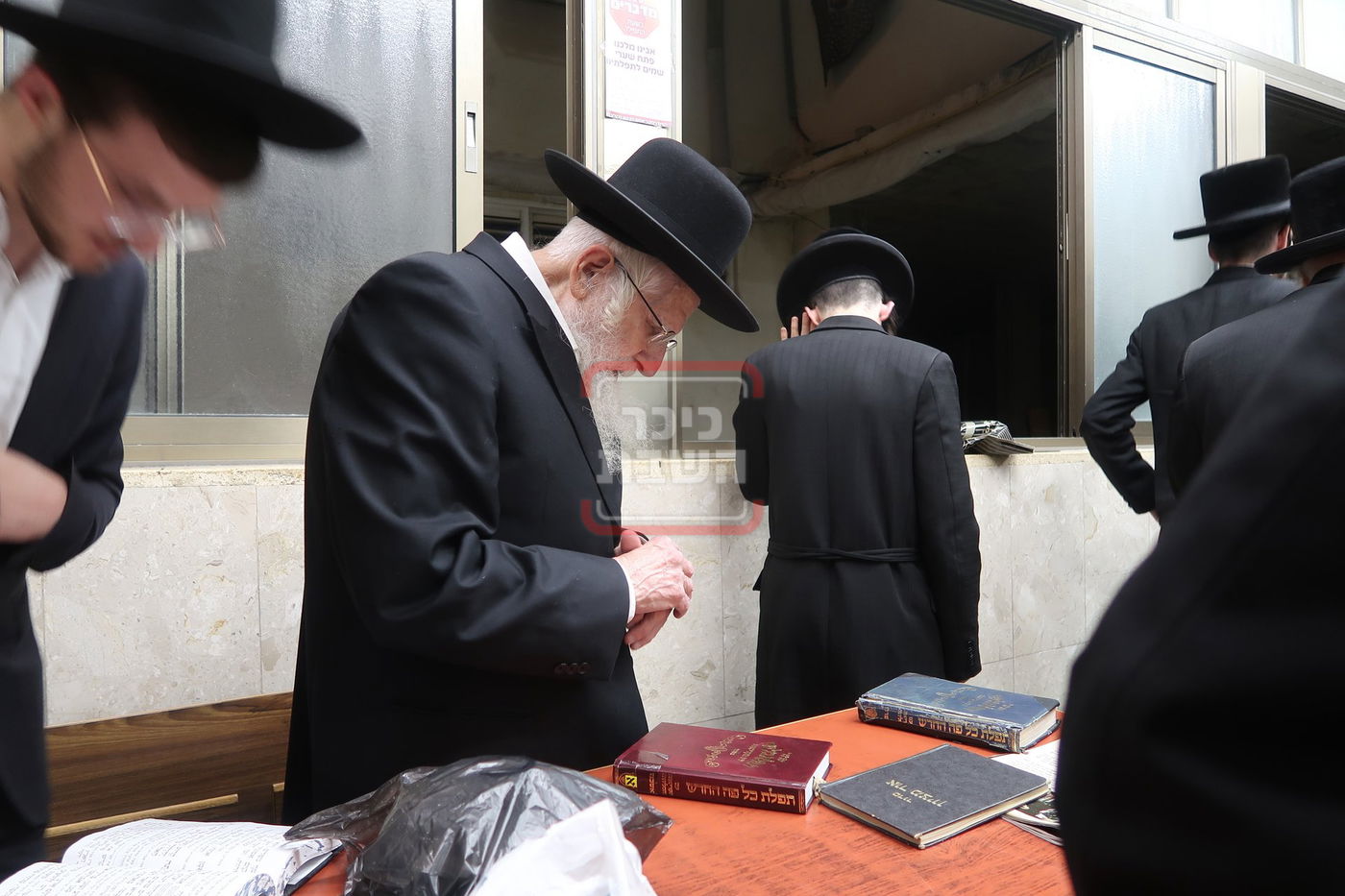 הגאון רבי עזריאל אויערבאך בתפילת ערבית וספירת העומר בשטיבלעך 'בית הלל'