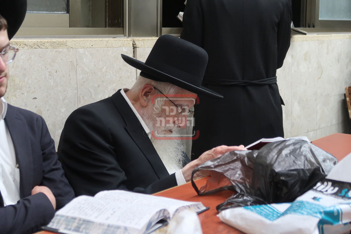 הגאון רבי עזריאל אויערבאך בתפילת ערבית וספירת העומר בשטיבלעך 'בית הלל'