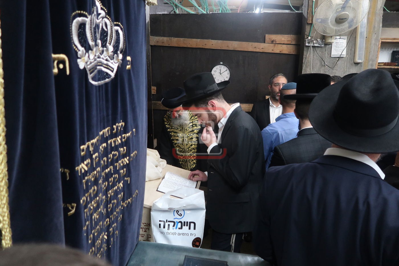 הגאון רבי דוד יוסף בתפילת ערבית וספירת העומר בשטיבלעך 'איצקוביץ'