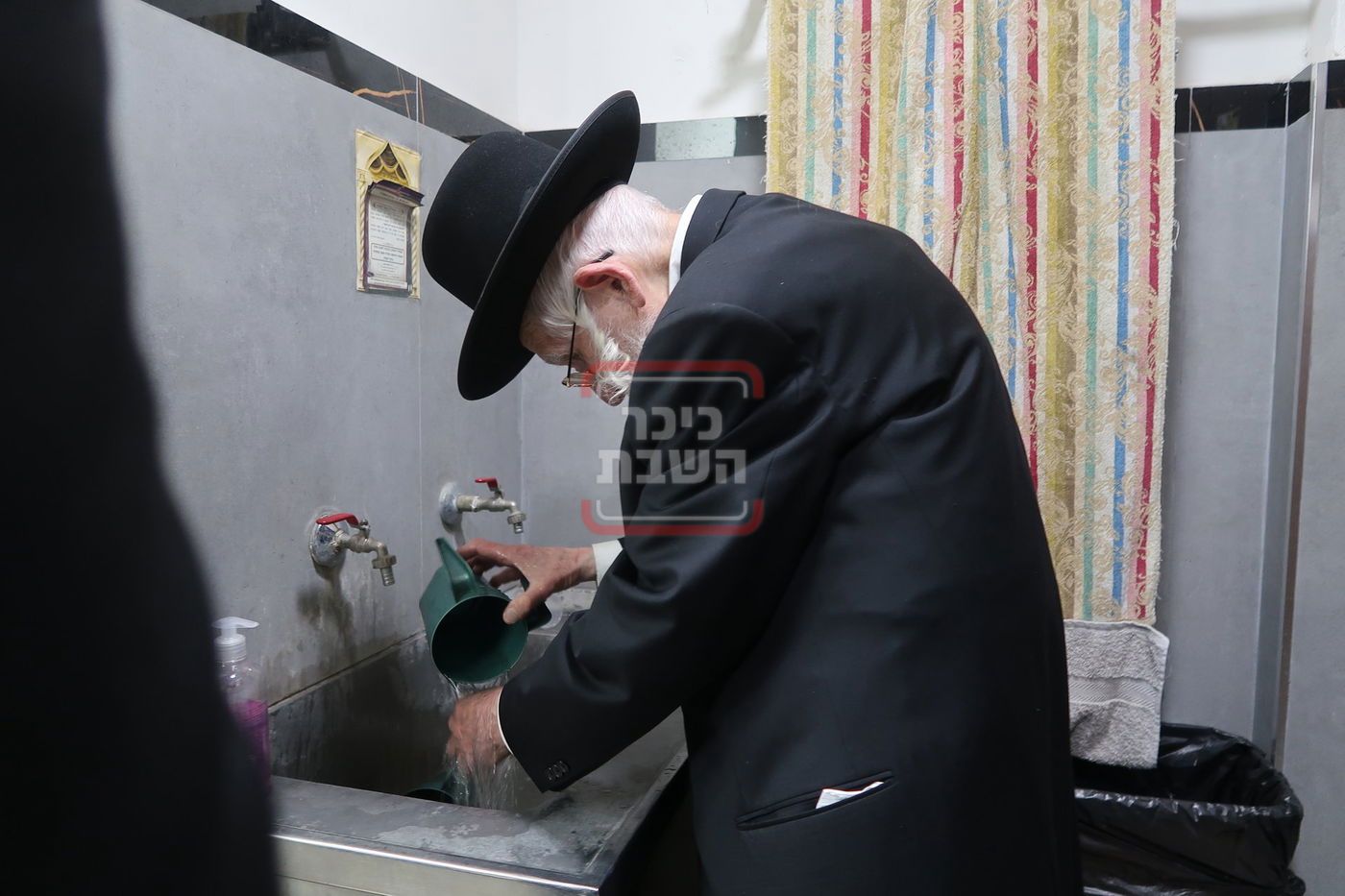 הגאון רבי עזריאל אויערבאך בתפילת ערבית וספירת העומר בשטיבלעך 'בית הלל'