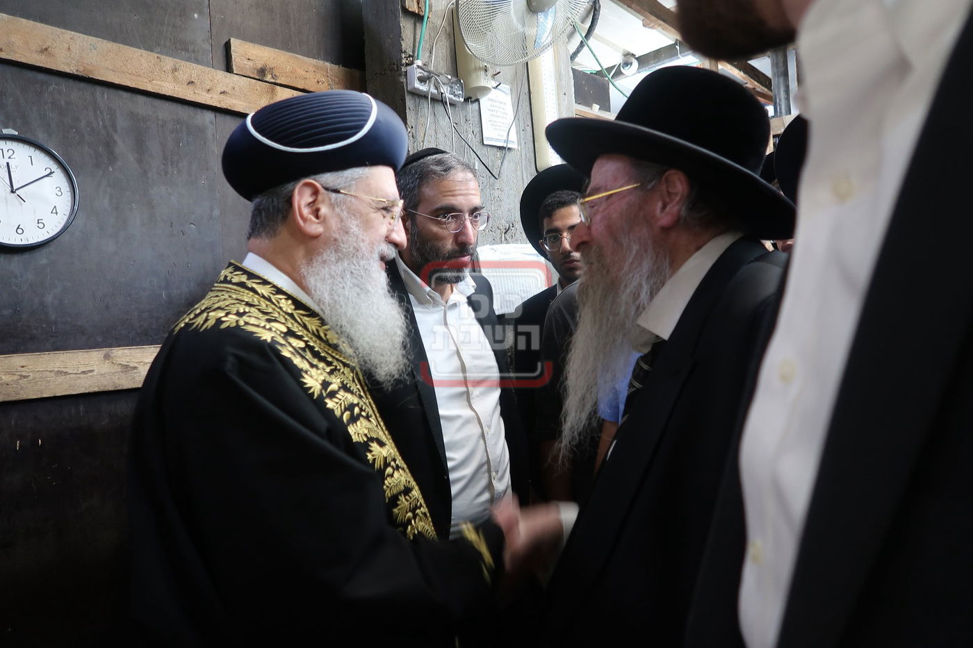 הגאון רבי דוד יוסף בתפילת ערבית וספירת העומר בשטיבלעך 'איצקוביץ'