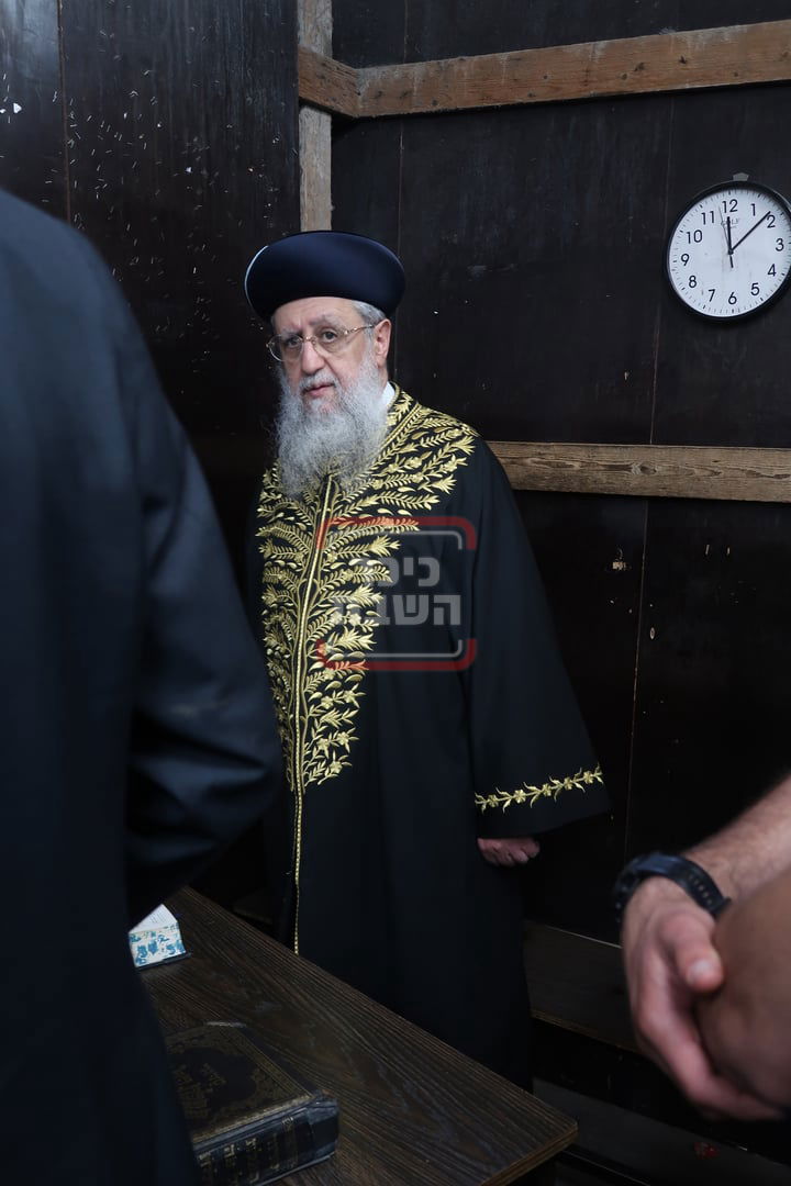 הגאון רבי דוד יוסף בתפילת ערבית וספירת העומר בשטיבלעך 'איצקוביץ'