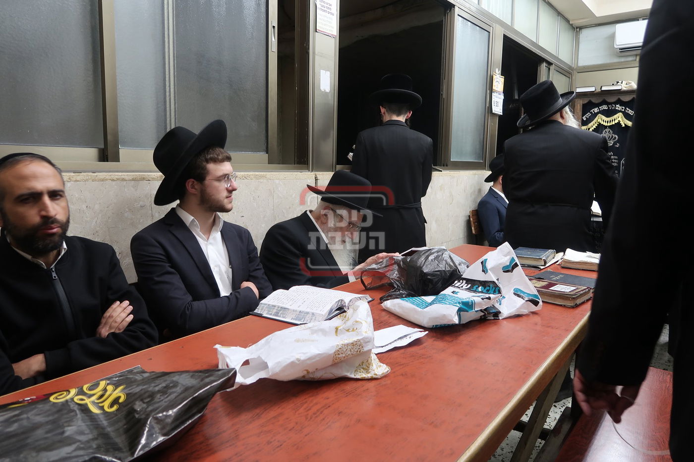 הגאון רבי עזריאל אויערבאך בתפילת ערבית וספירת העומר בשטיבלעך 'בית הלל'