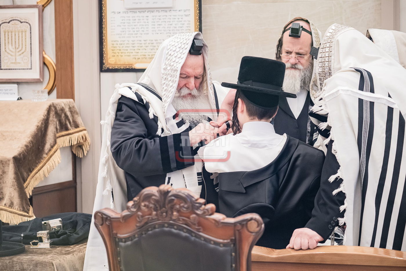 האדמו"ר מבאבוב בהנחת תפילין לבחור בר מצווה במונסי