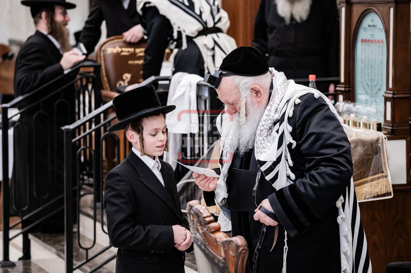 האדמו"ר מבאבוב אחר תפילת שחרית במונסי