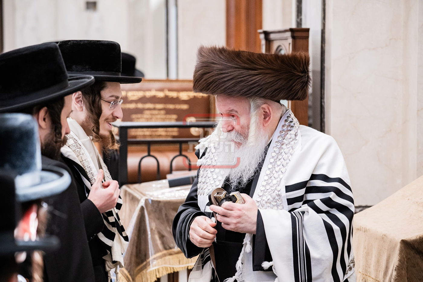 האדמו"ר מבאבוב חולץ את התפילין במונסי