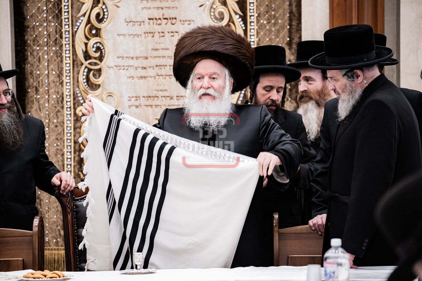 האדמו"ר מבאבוב בקיפול הטלית במונסי