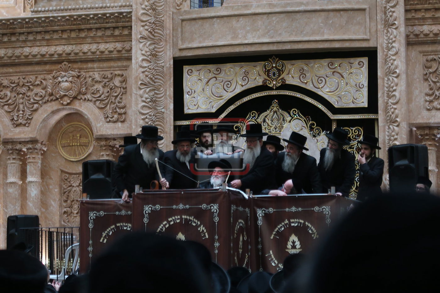 האדמו"ר מויז'ניץ במנהג חץ וקשת