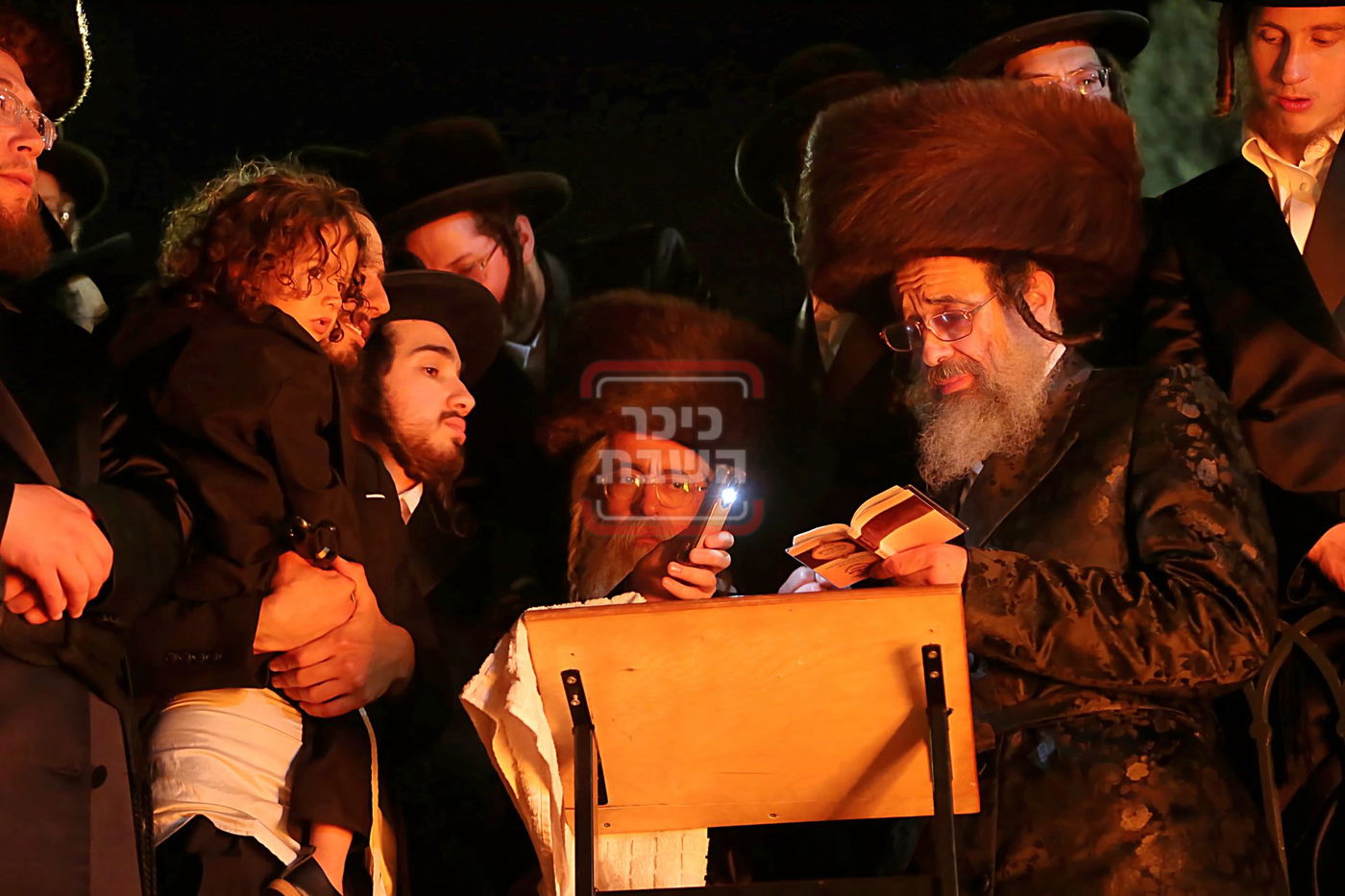 הגה"צ רבי חיים מאיר הגר, אב"ד קריית ויז'ניץ בהדלקה במירון