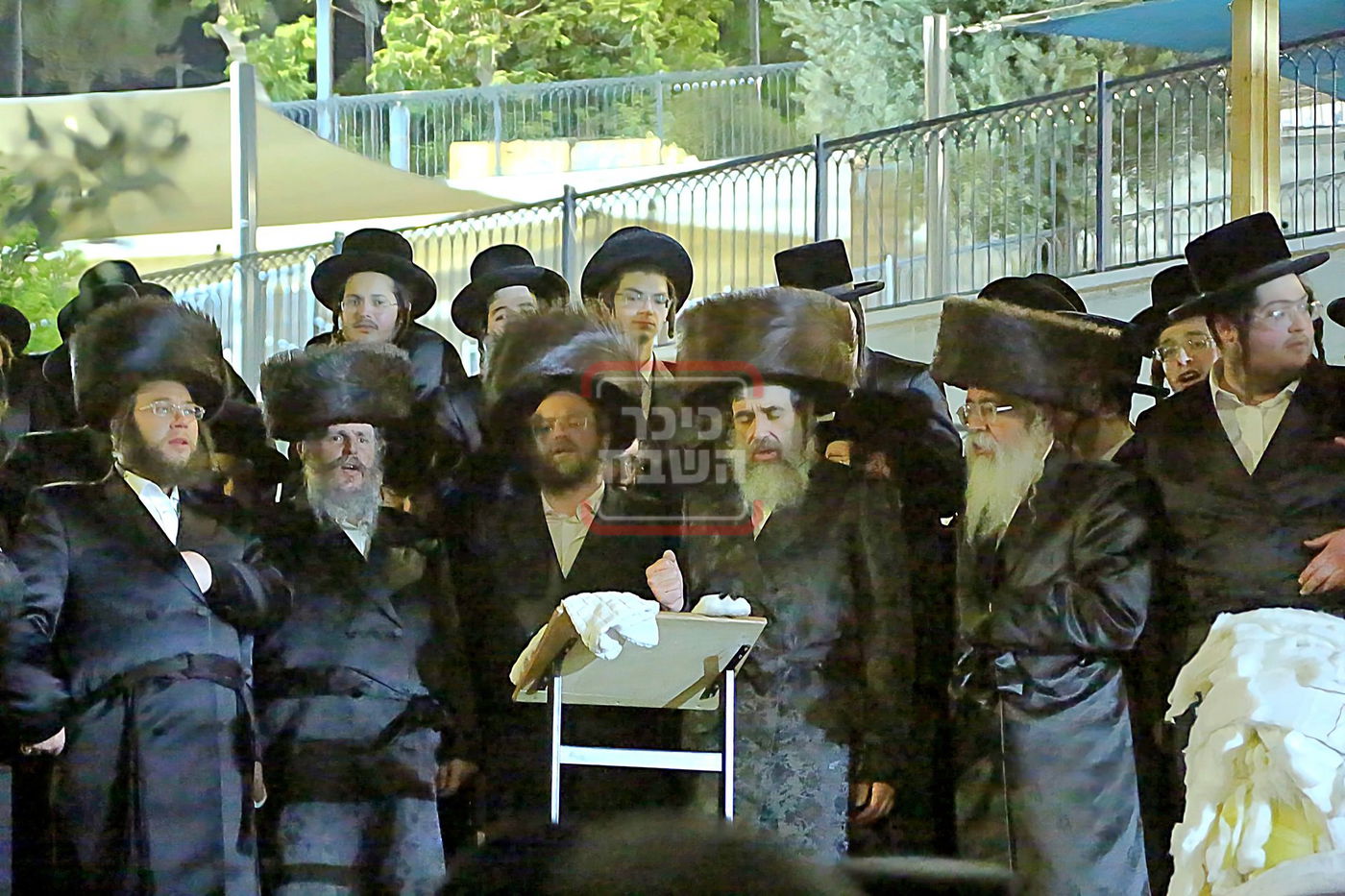 הגה"צ רבי חיים מאיר הגר, אב"ד קריית ויז'ניץ בהדלקה במירון