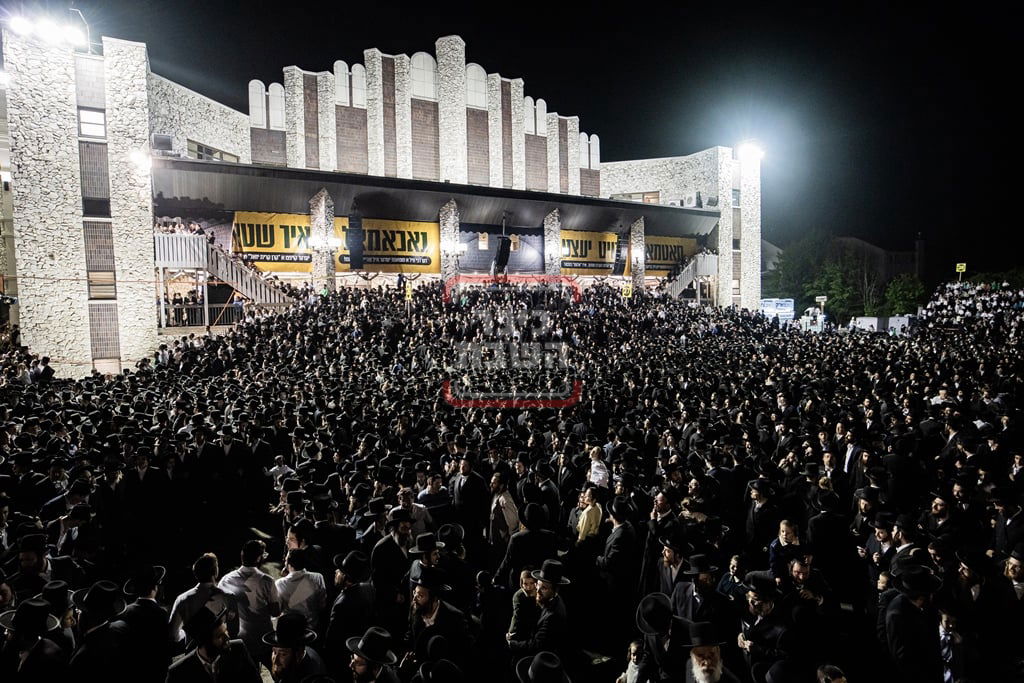 מעמד ההדלקה בחצה"ק סאטמר