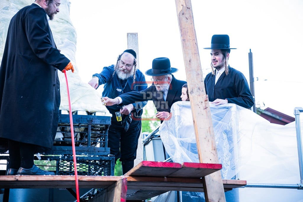 מעמד ההדלקה בחצה"ק סאטמר