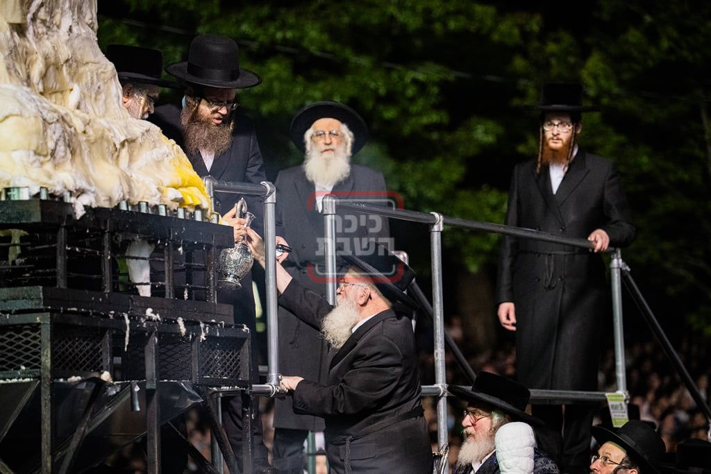 מעמד ההדלקה בחצה"ק סאטמר