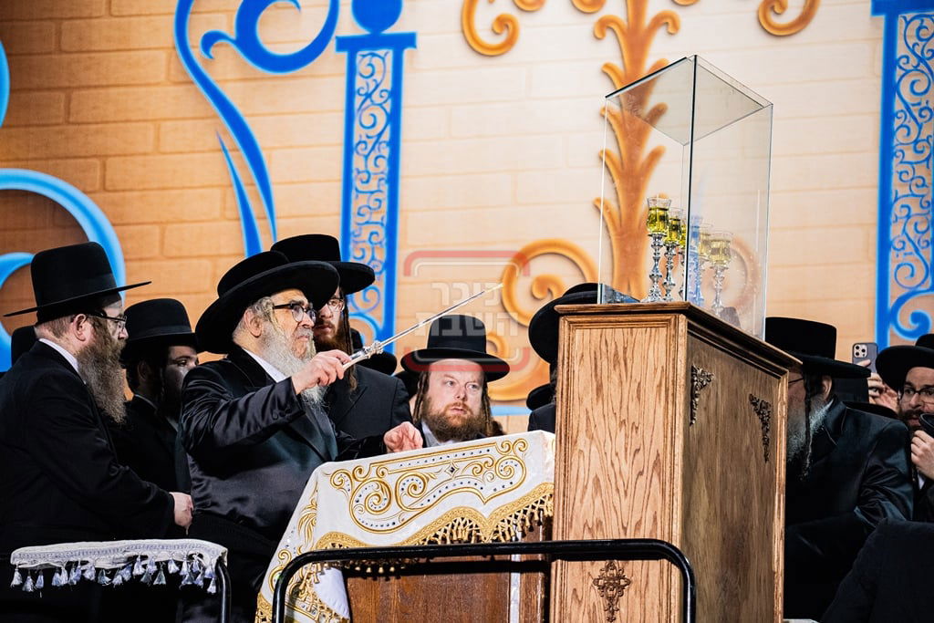 האדמו"ר מסאטמר בהדלקת הנרות לפני התפילה