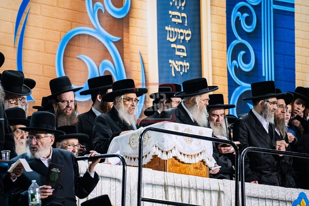 מעמד ההדלקה בחצה"ק סאטמר