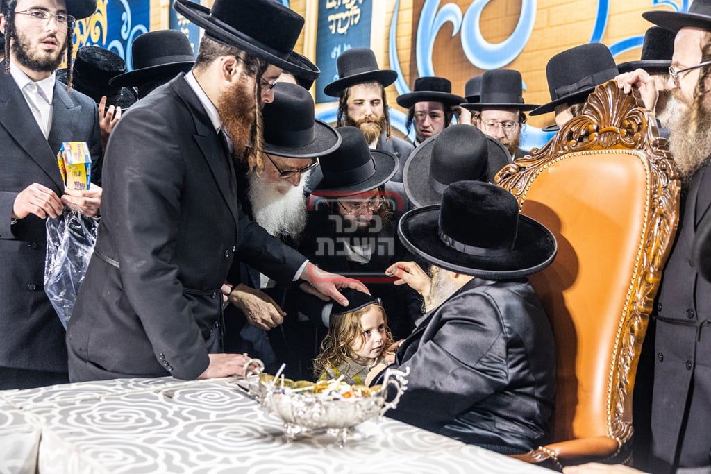 מעמד ההדלקה בחצה"ק סאטמר