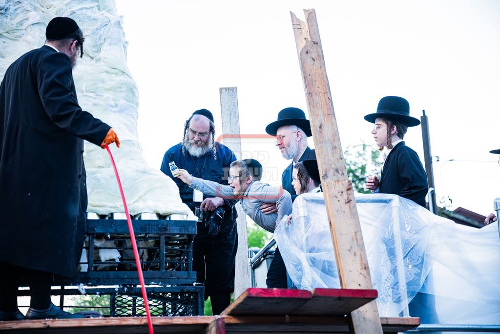 מעמד ההדלקה בחצה"ק סאטמר