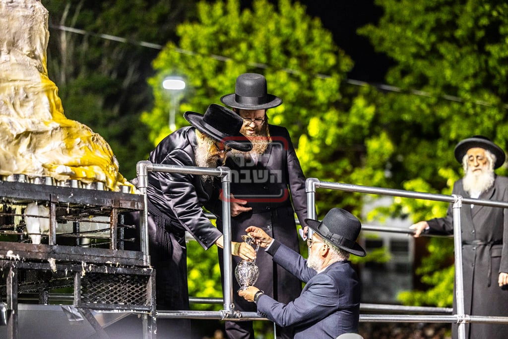 מעמד ההדלקה בחצה"ק סאטמר