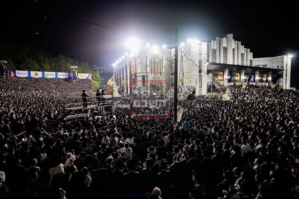 מעמד ההדלקה בחצה"ק סאטמר