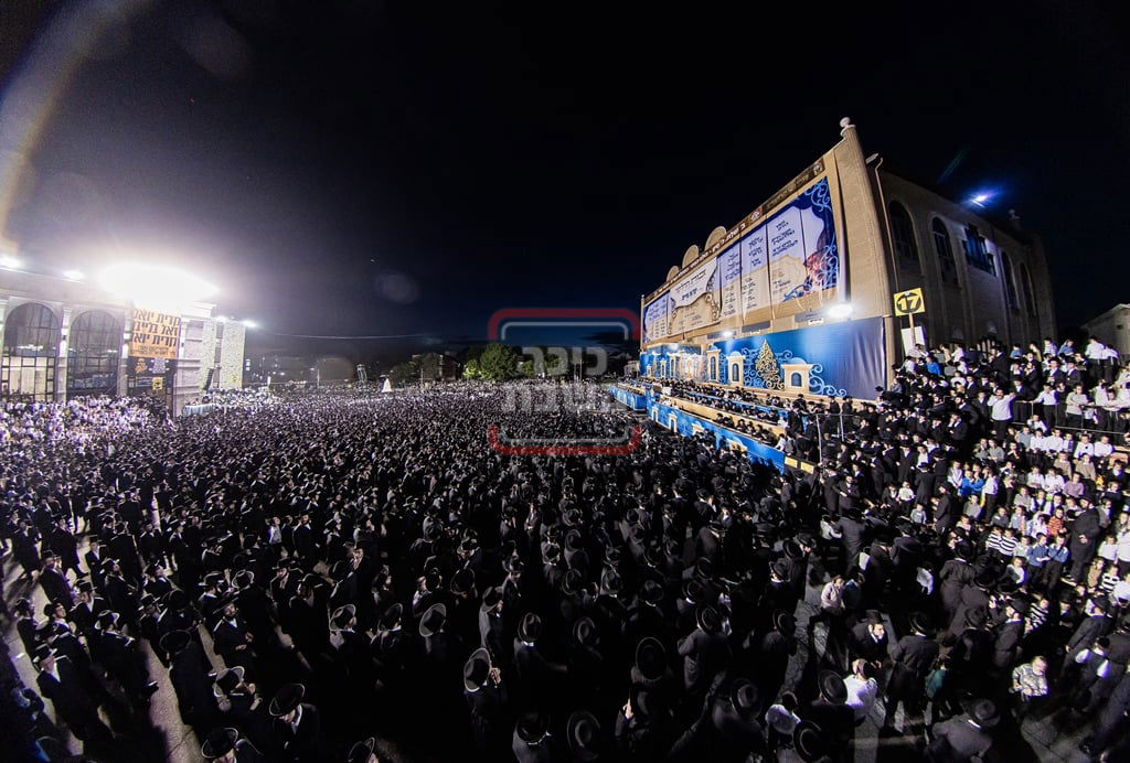 מעמד ההדלקה בחצה"ק סאטמר