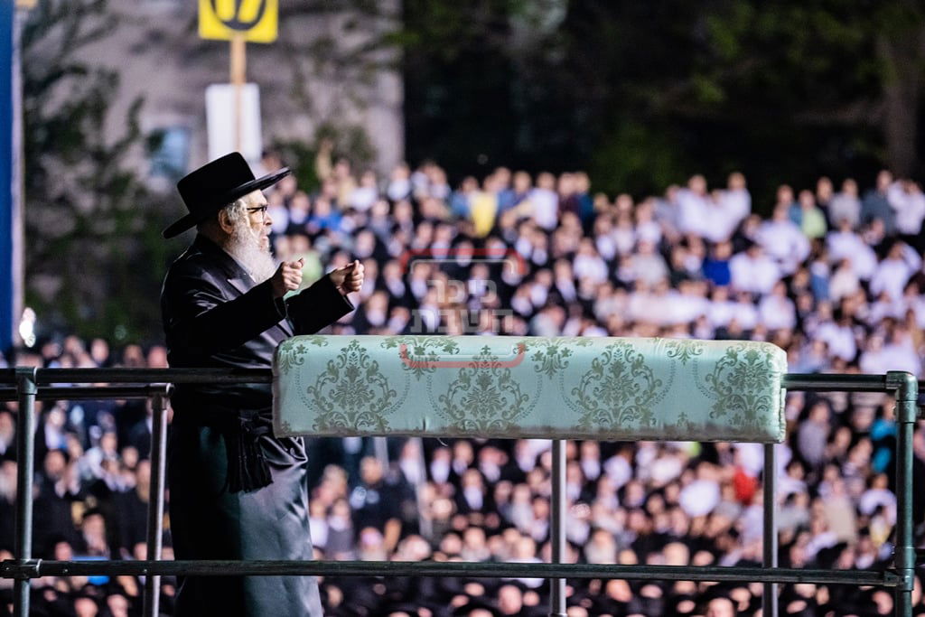 מעמד ההדלקה בחצה"ק סאטמר