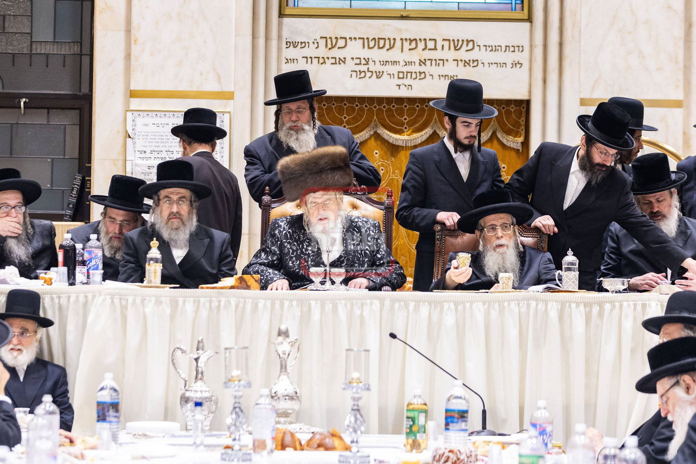 האדמו"רים ממונקאטש ודינוב בהילולת הרה"ק ה'מנחת אלעזר' זי"ע