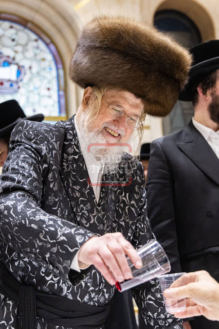 האדמו"רים ממונקאטש ודינוב בהילולת הרה"ק ה'מנחת אלעזר' זי"ע