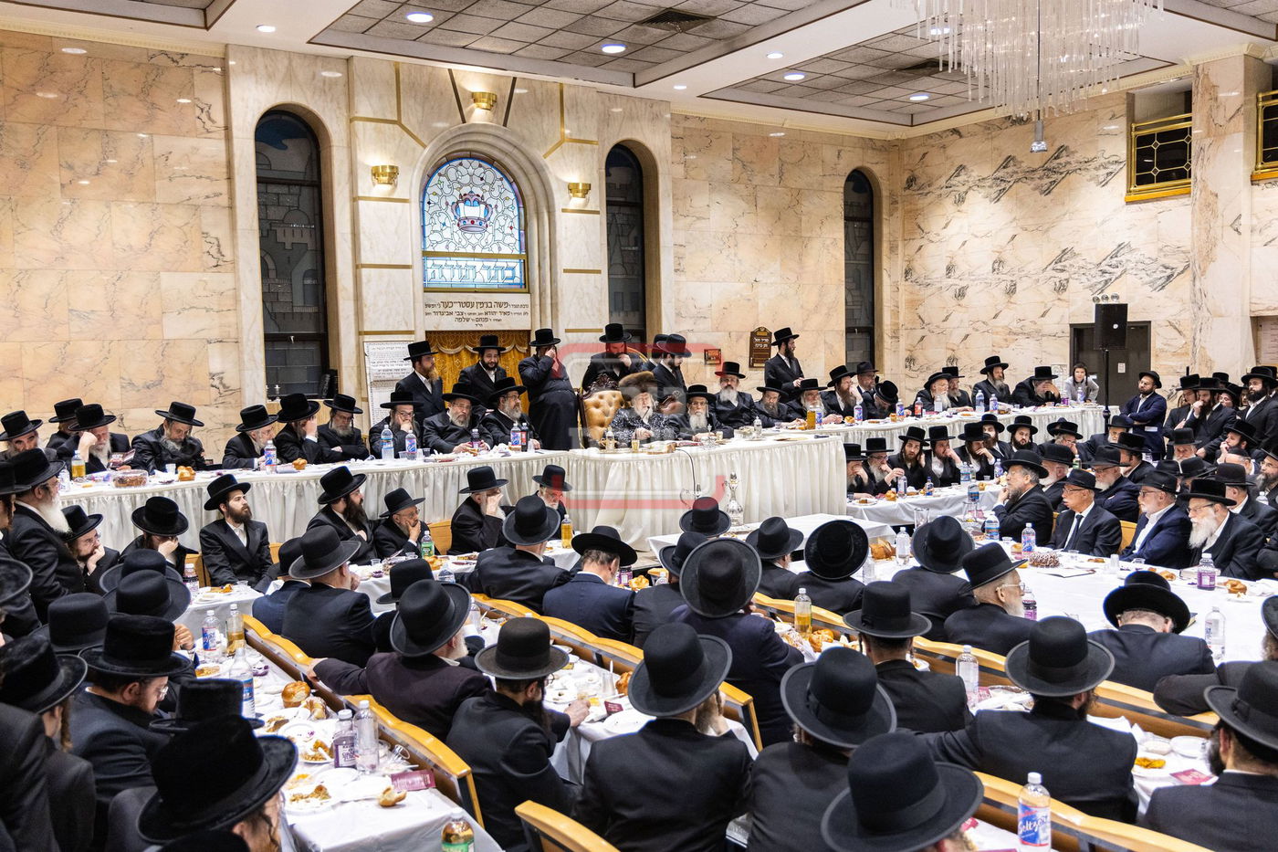 האדמו"רים ממונקאטש ודינוב בהילולת הרה"ק ה'מנחת אלעזר' זי"ע